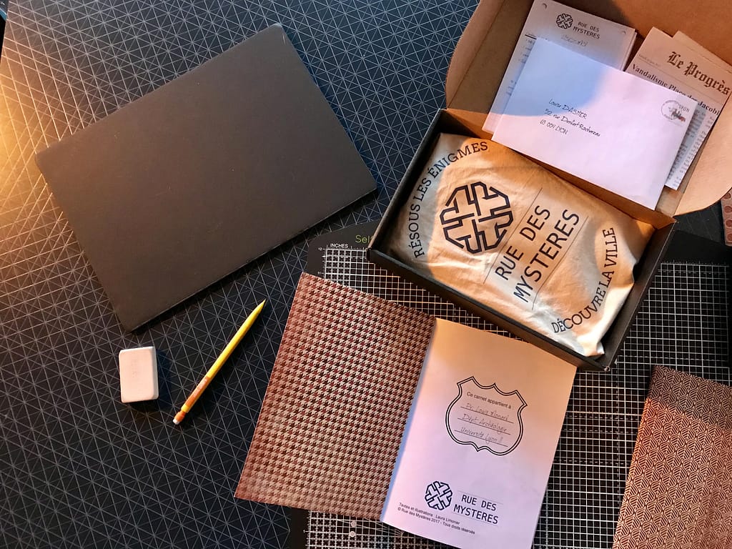 🤯 11 pépites lyonnaises anti-ennui : les activités insolites en famille qui vont sauver votre week-end (Édition printemps-été) 2 Famille déchiffrant une énigme dans un escape game sur l'histoire des Canuts à Lyon 4ème