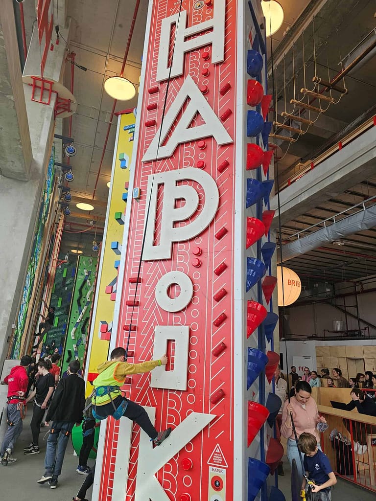 Sortir à Lyon en famille : L'aventure verticale chez Hapik Part-Dieu 2 Sortir à Lyon en famille : salle d'escalade Hapik